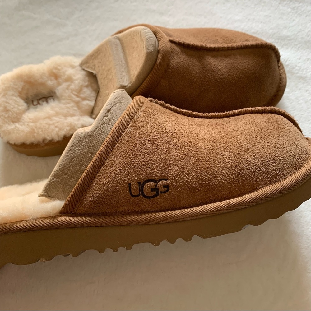 UGG Keegan Youth Slippers NWT Size 5